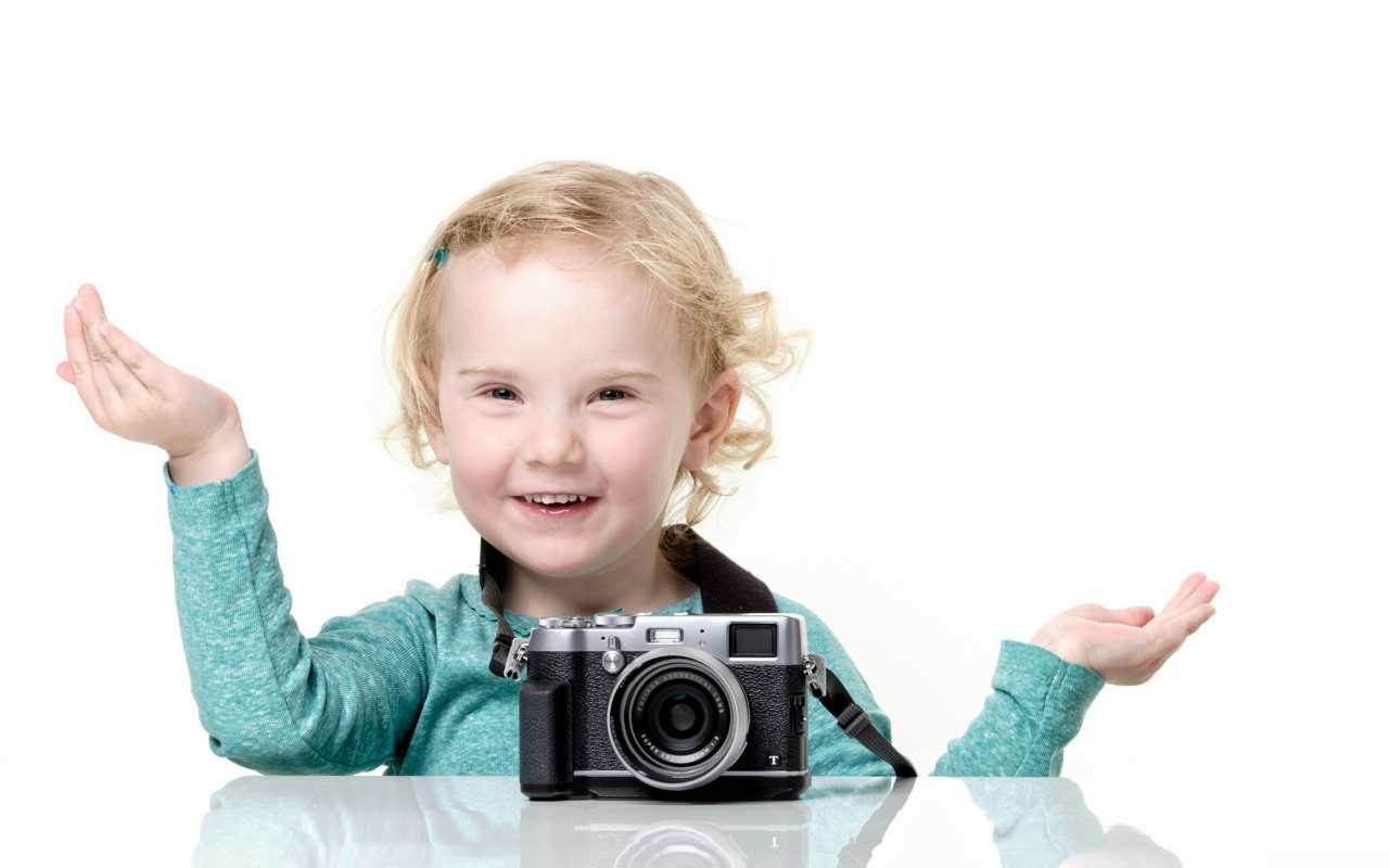 Улыбающаяся девочка с фотоаппаратом 