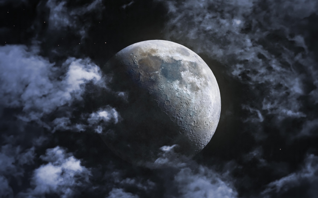 Большая холодная луна в облаках