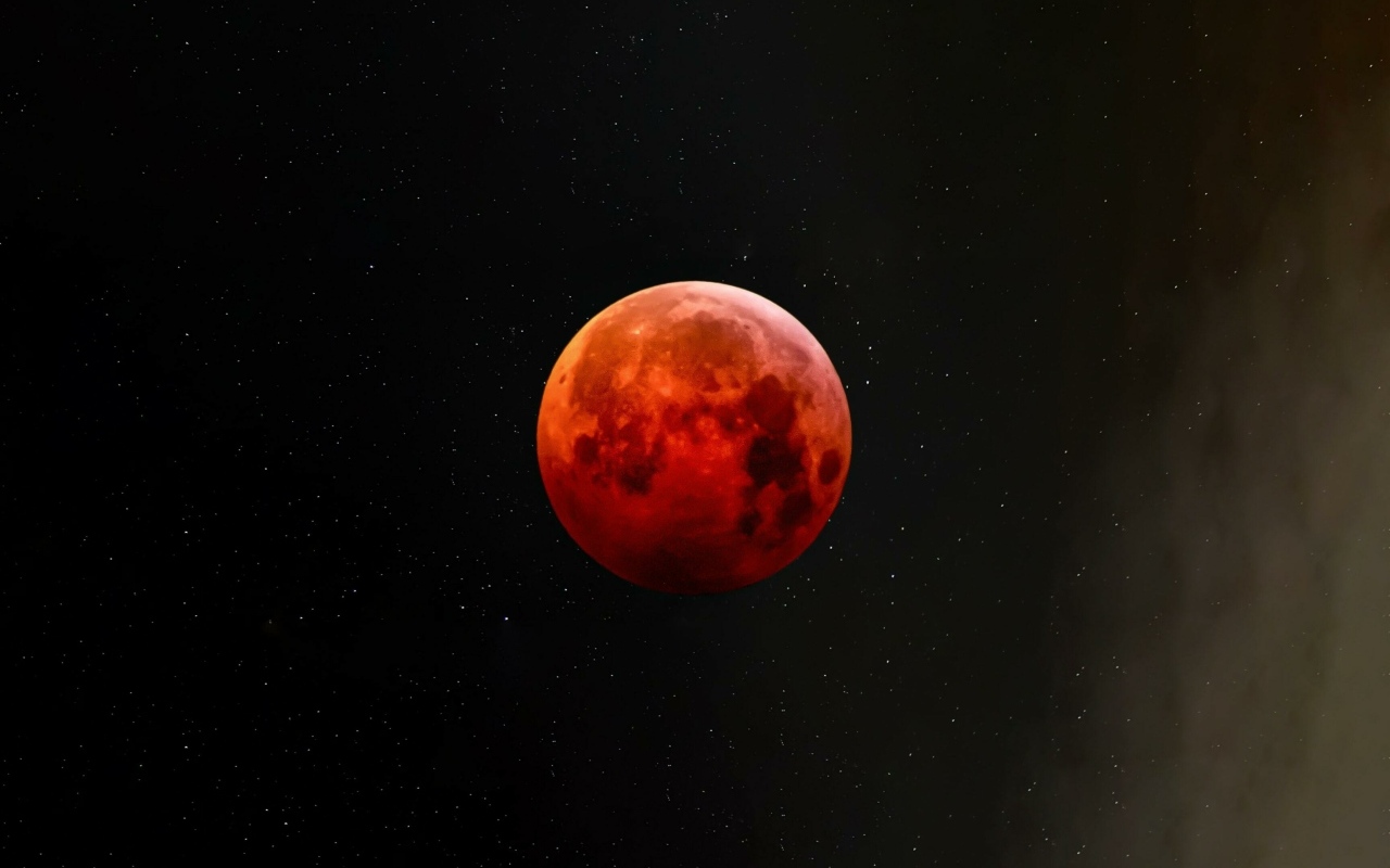 Большая красная луна в звездном небе