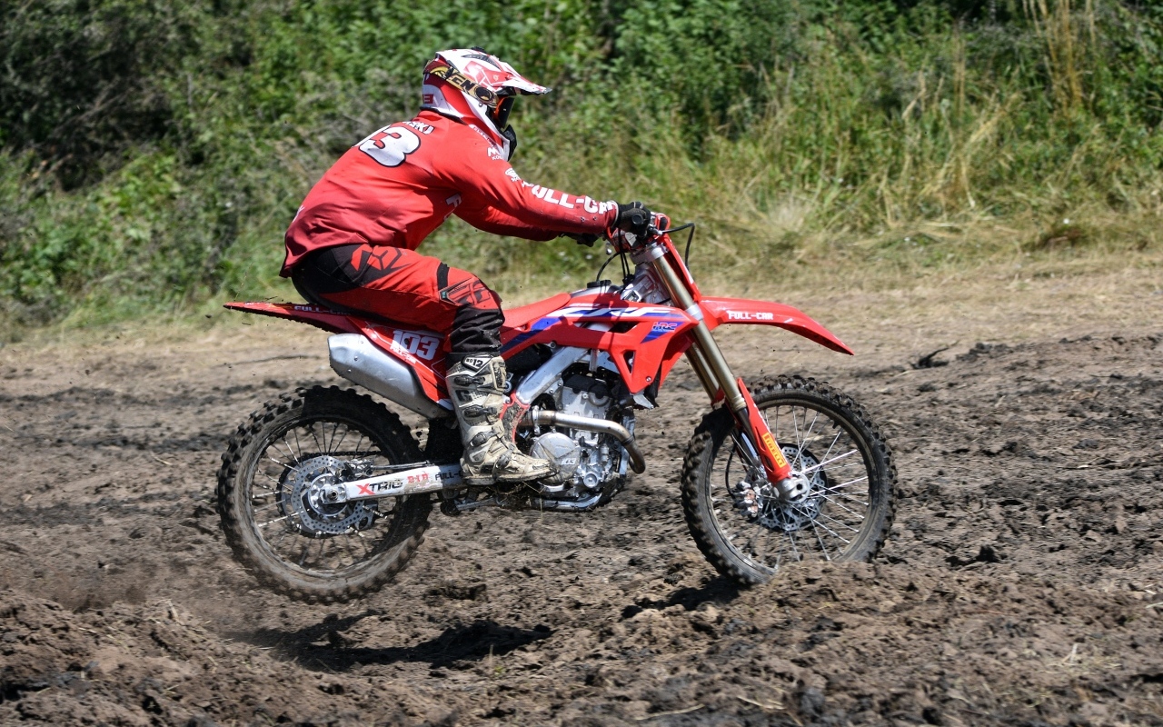 Мужчина на мотоцикле едет по бездорожью