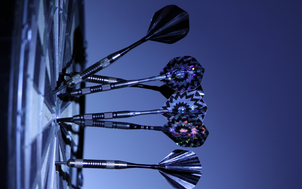 Мишень для игры в дартс с дротиками