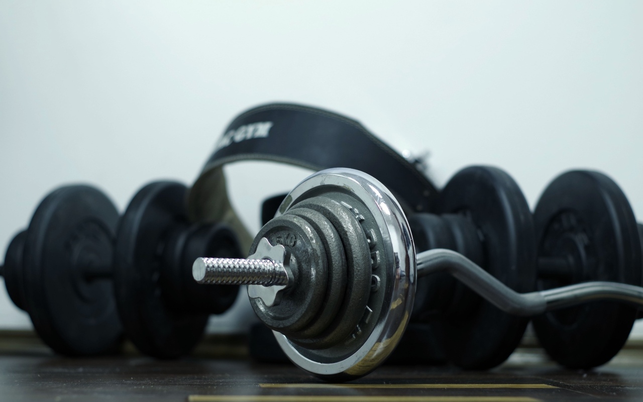 Тяжелые гантели для занятий спортом