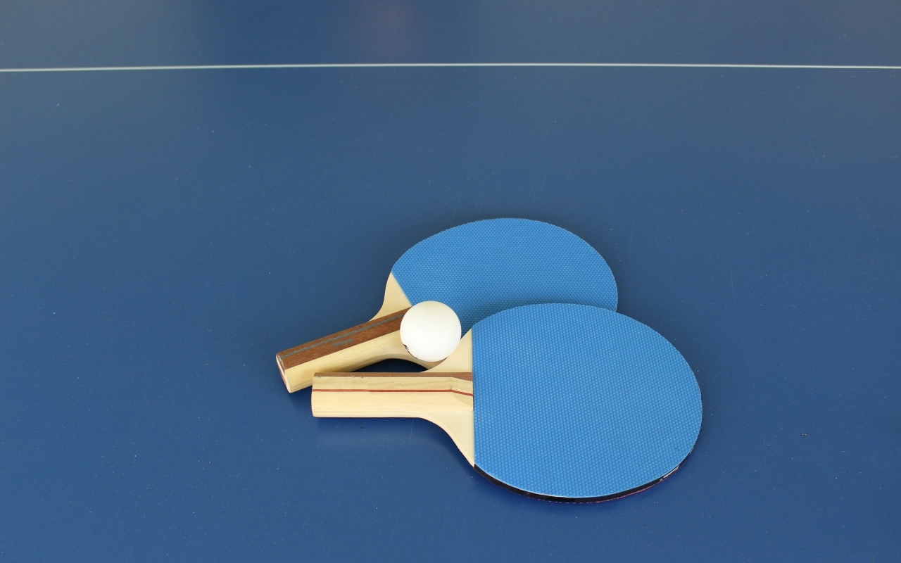Две ракетки и мяч для настольного тенниса