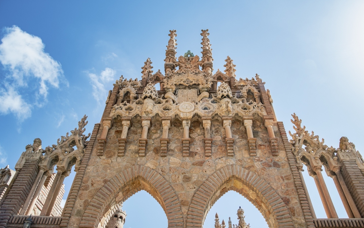 Красивая старинная арка у входа в храм