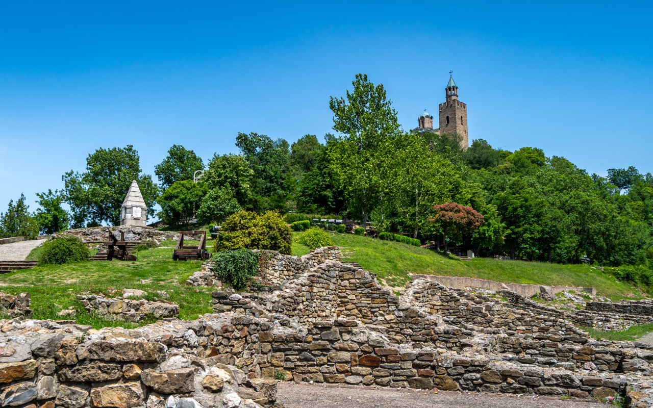 Красивый вид на крепость Царевец, Болгария