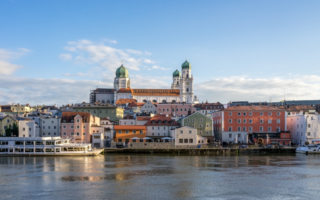 Дома на берегу реки Дунай, Германия