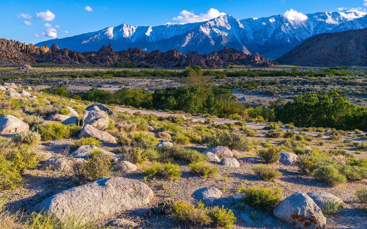 Вид на горы под голубым небом, Калифорния США