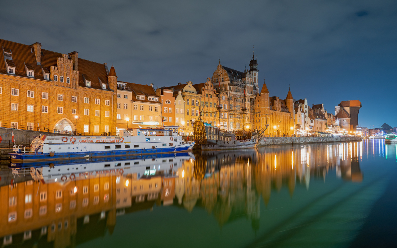 Дома отражаются в водном канале, город Гданьск. Польша