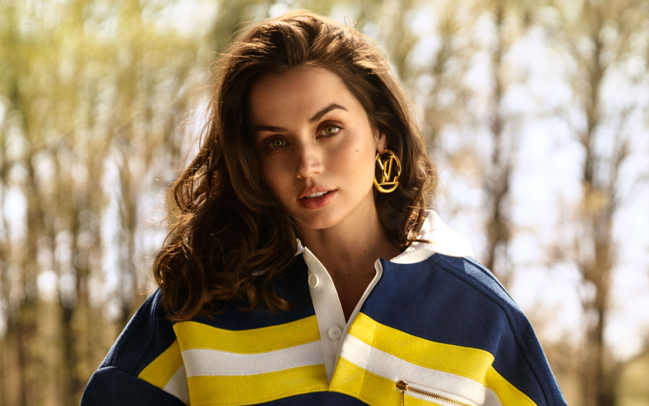 Актриса Ана де Армас с красивыми сережками