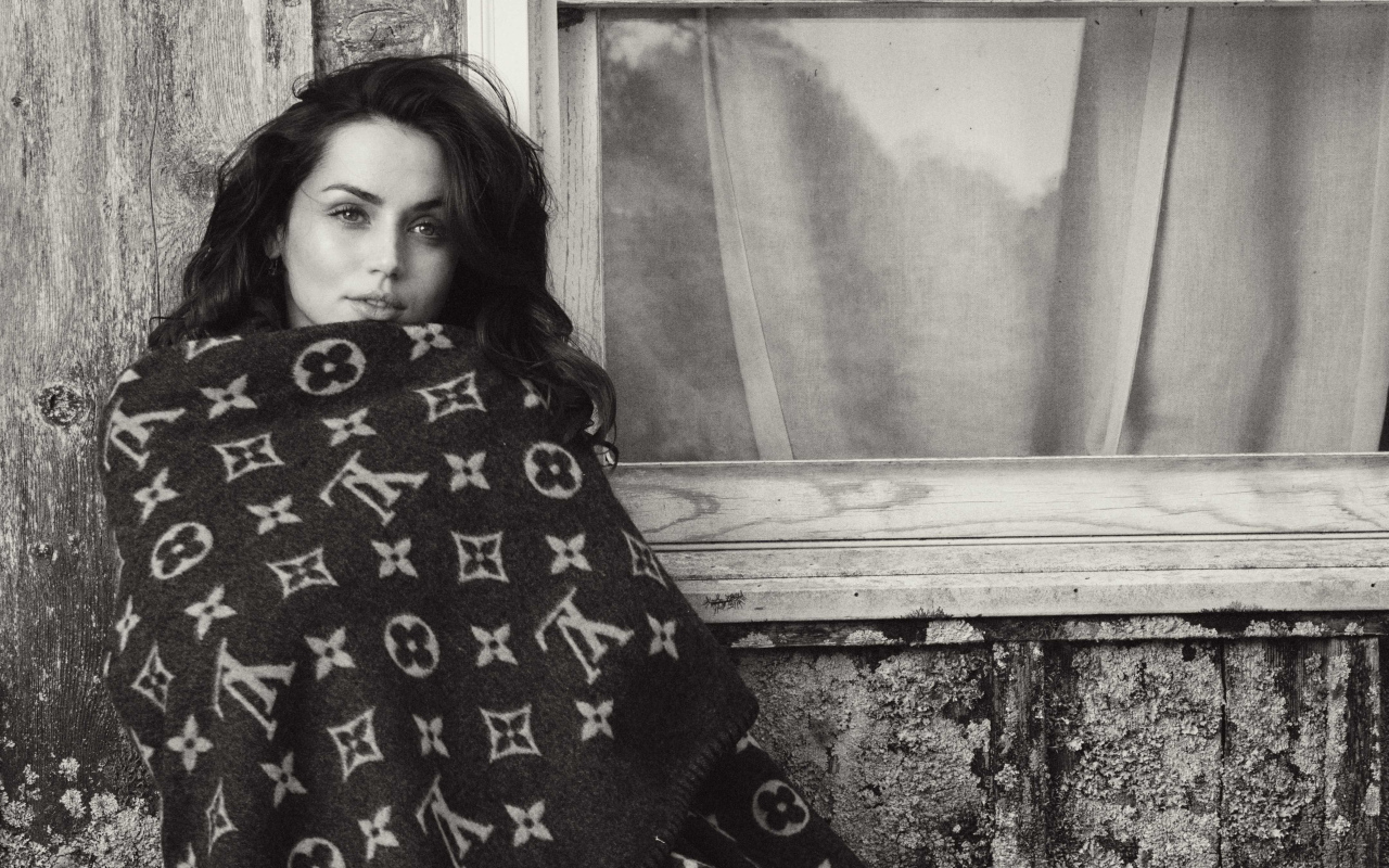 Актриса Ана де Армас укуталась пледом