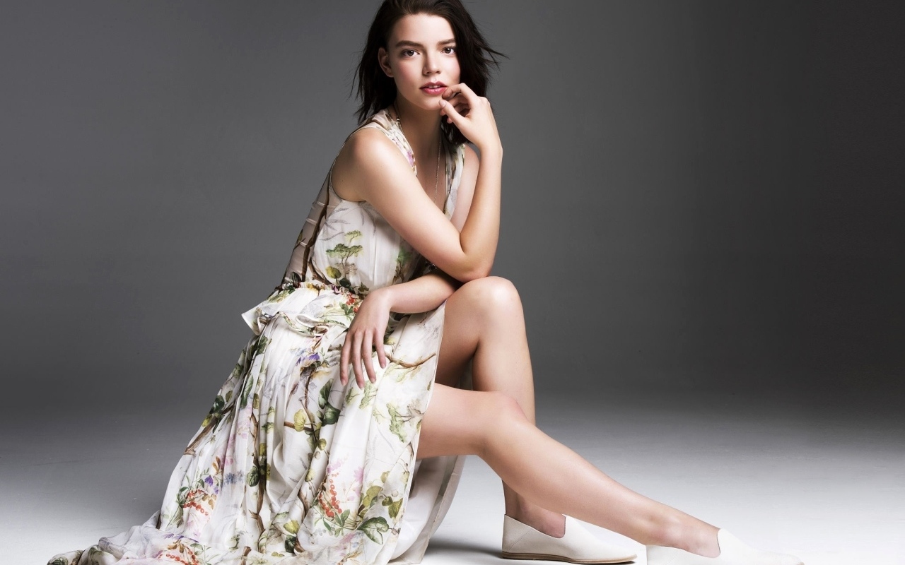 Актриса Аня Тейлор-Джой в красивом платье на сером фоне