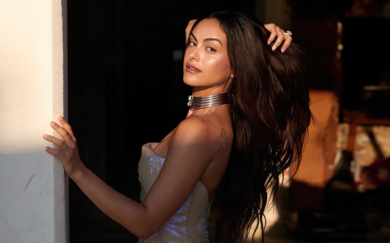 Актриса Камила Мендес в лучах солнца