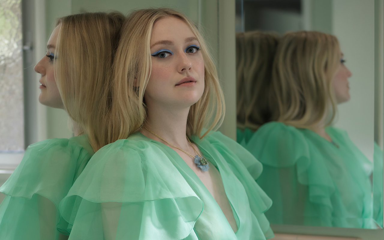 Актриса Дакота Фэннинг в зеленом платье