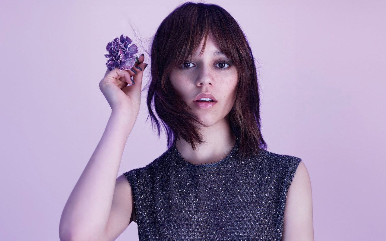 Актриса Дженна Ортега с цветком гвоздики