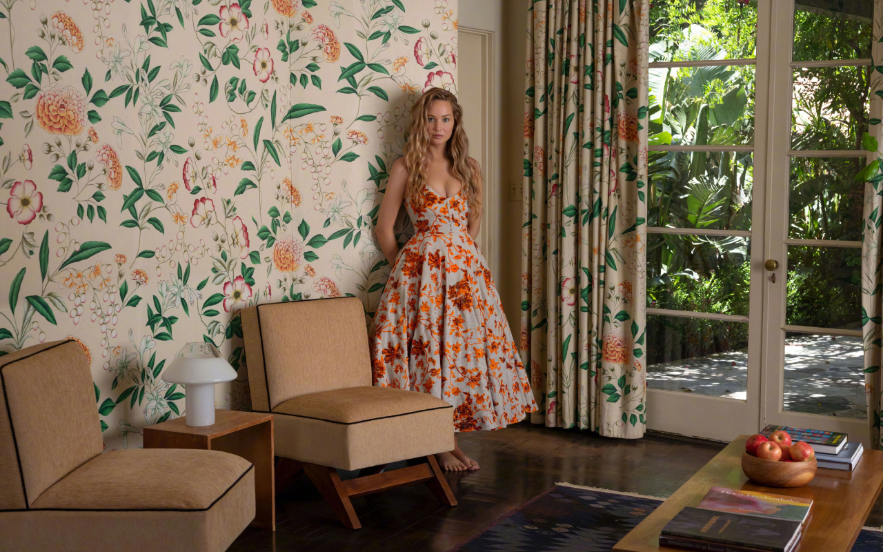 Актриса Дженнифер Лоуренс в красивом платье в комнате