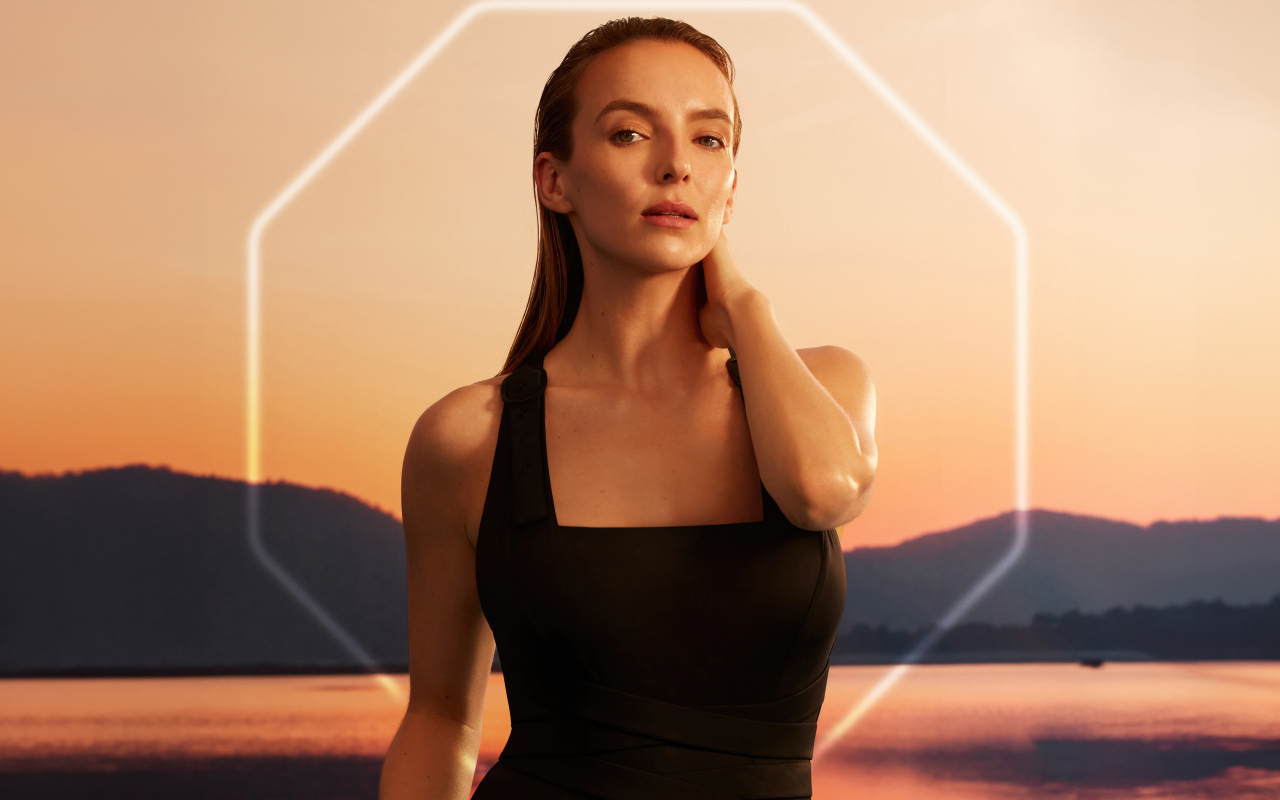 Актриса Джоди Комер в черном платье