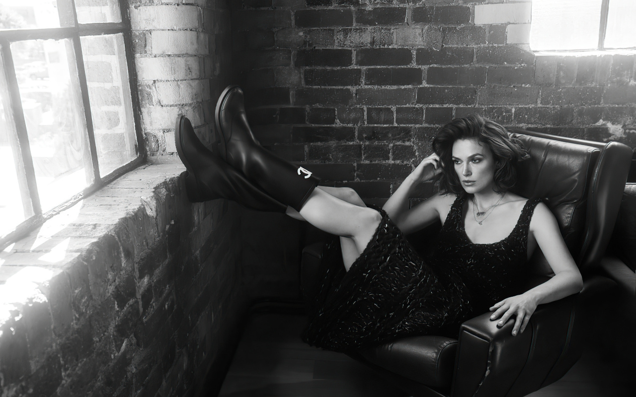 Актриса Кира Найтли лежит в кресле у стены