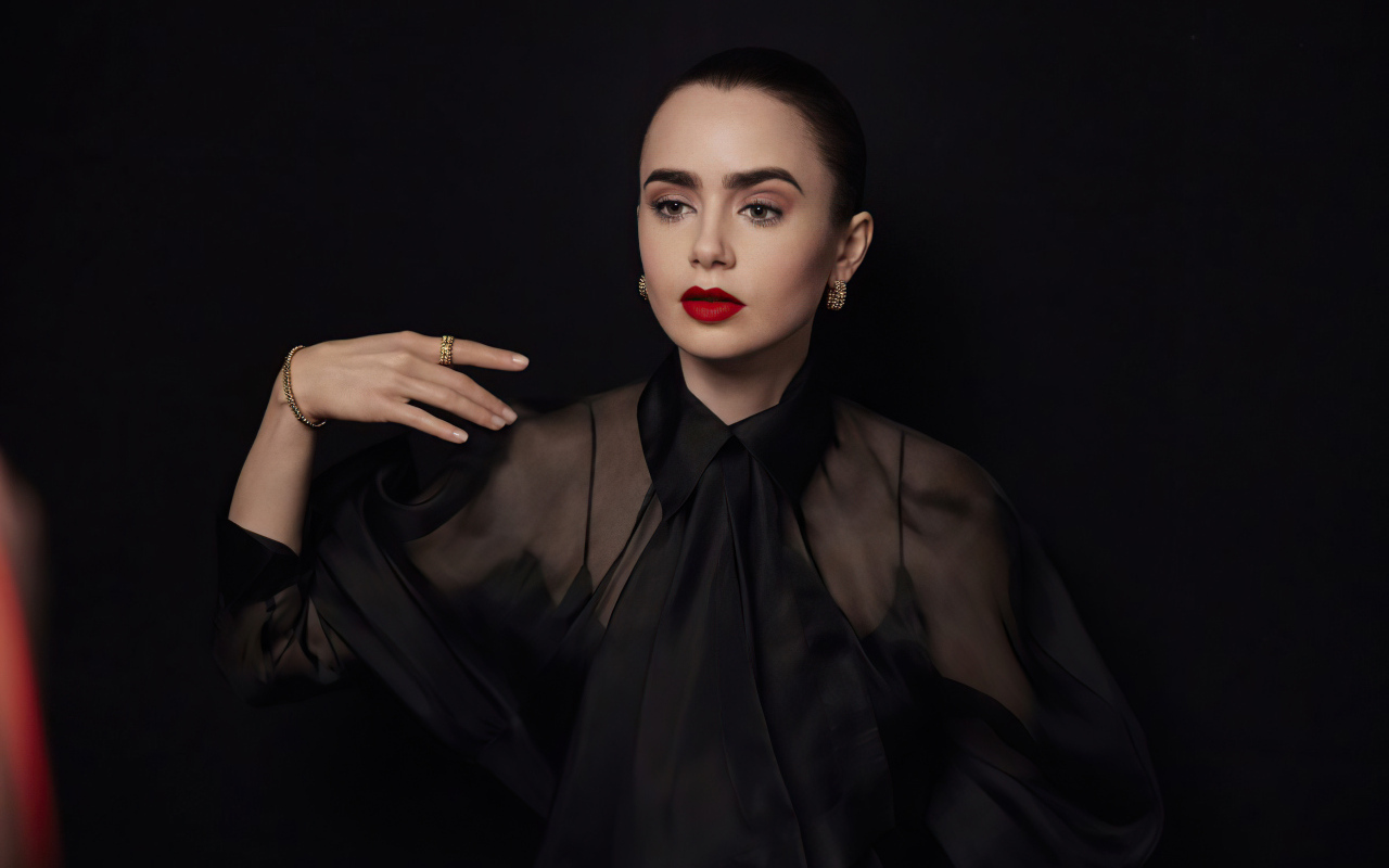 Актриса Лили Коллинз в черном наряде