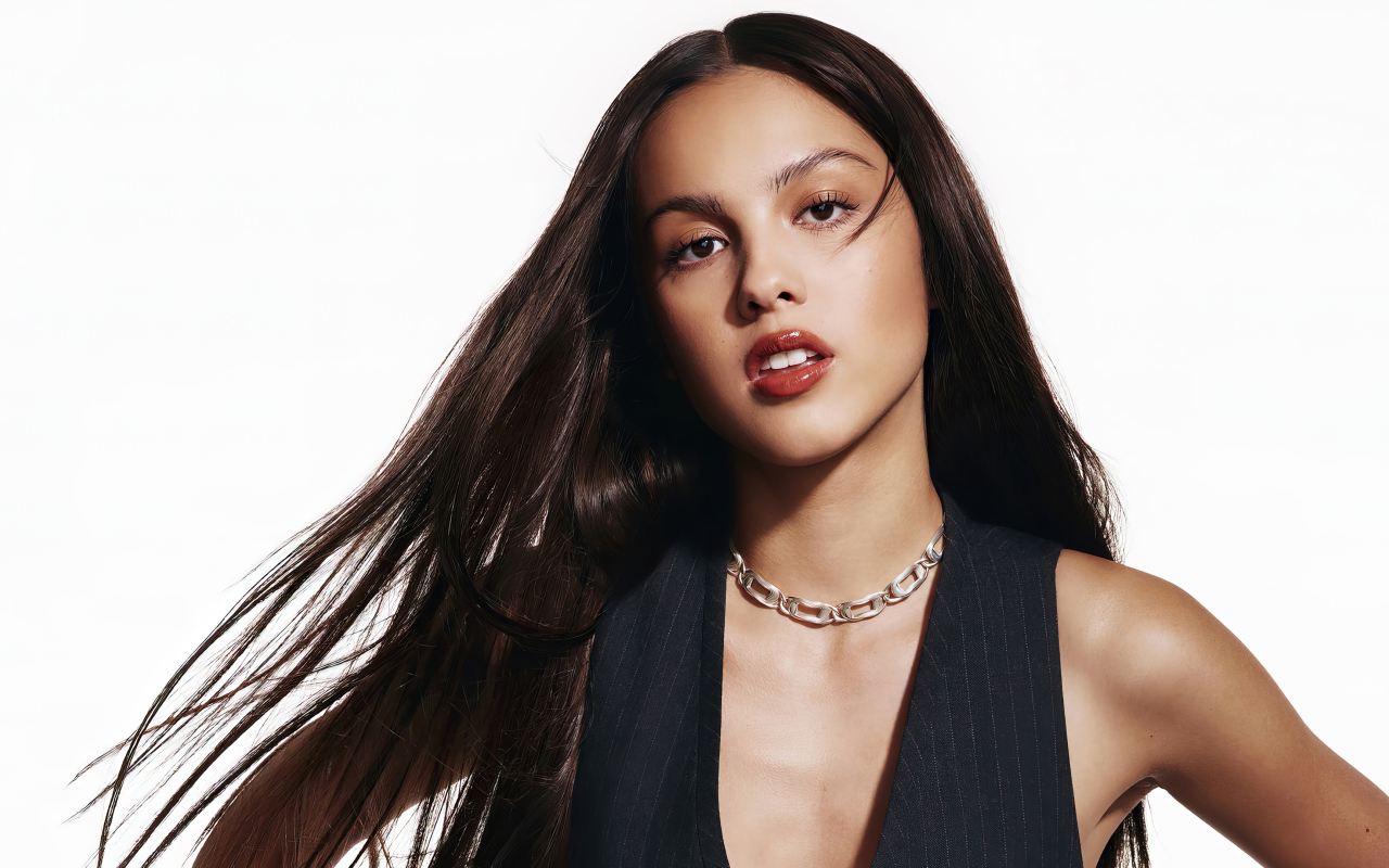 Актриса Оливия Родриго на белом фоне