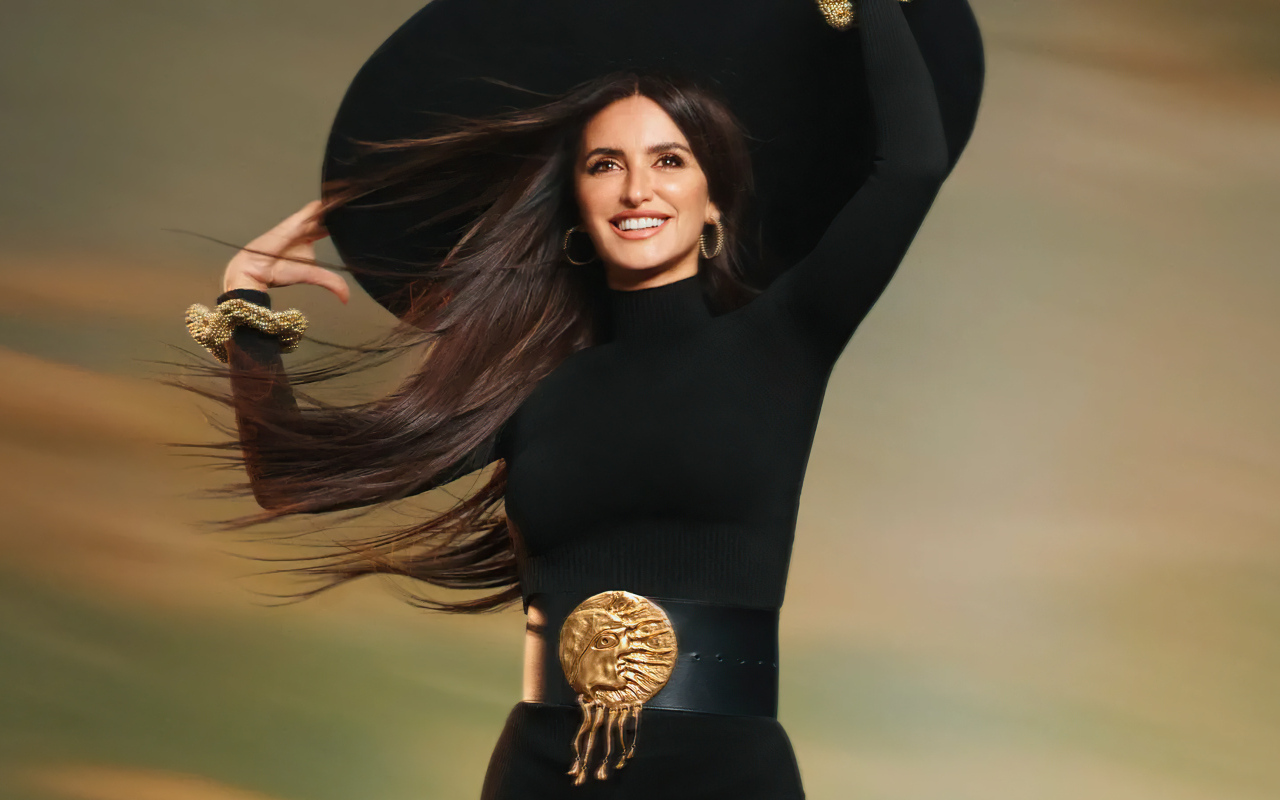 Актриса Пенелопа Крус в черной шляпе