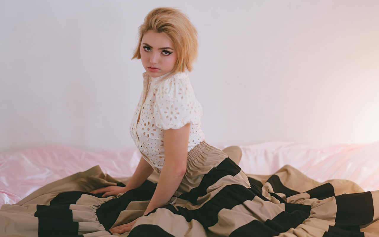 Актриса Пейтон Рой Лист сидит на кровати