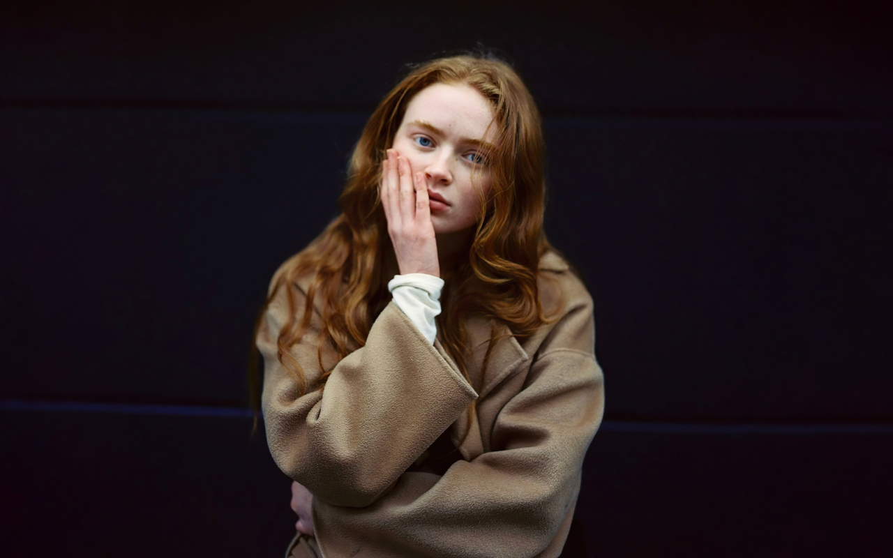 Актриса Сэди Синк на черном фоне