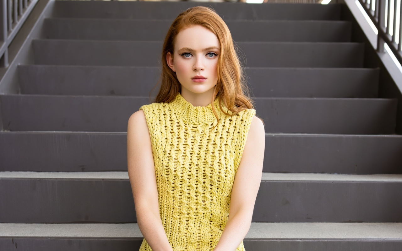 Актриса Сэди Синк сидит на ступеньках