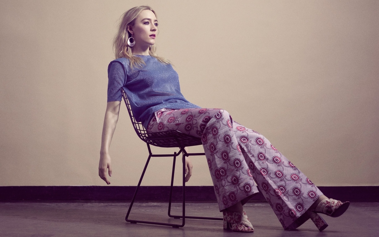 Актриса Сирша Ронан сидит на стуле