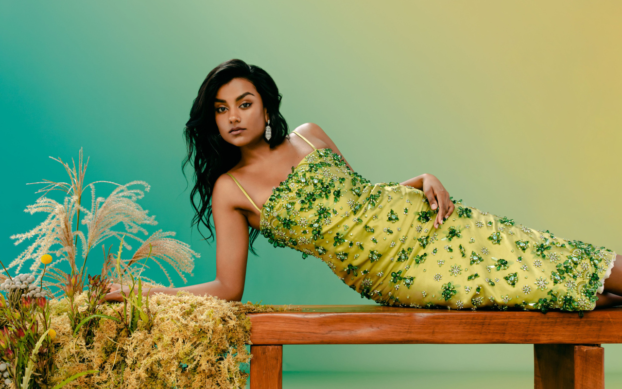 Актриса Симон Эшли в красивом платье лежит на лавке