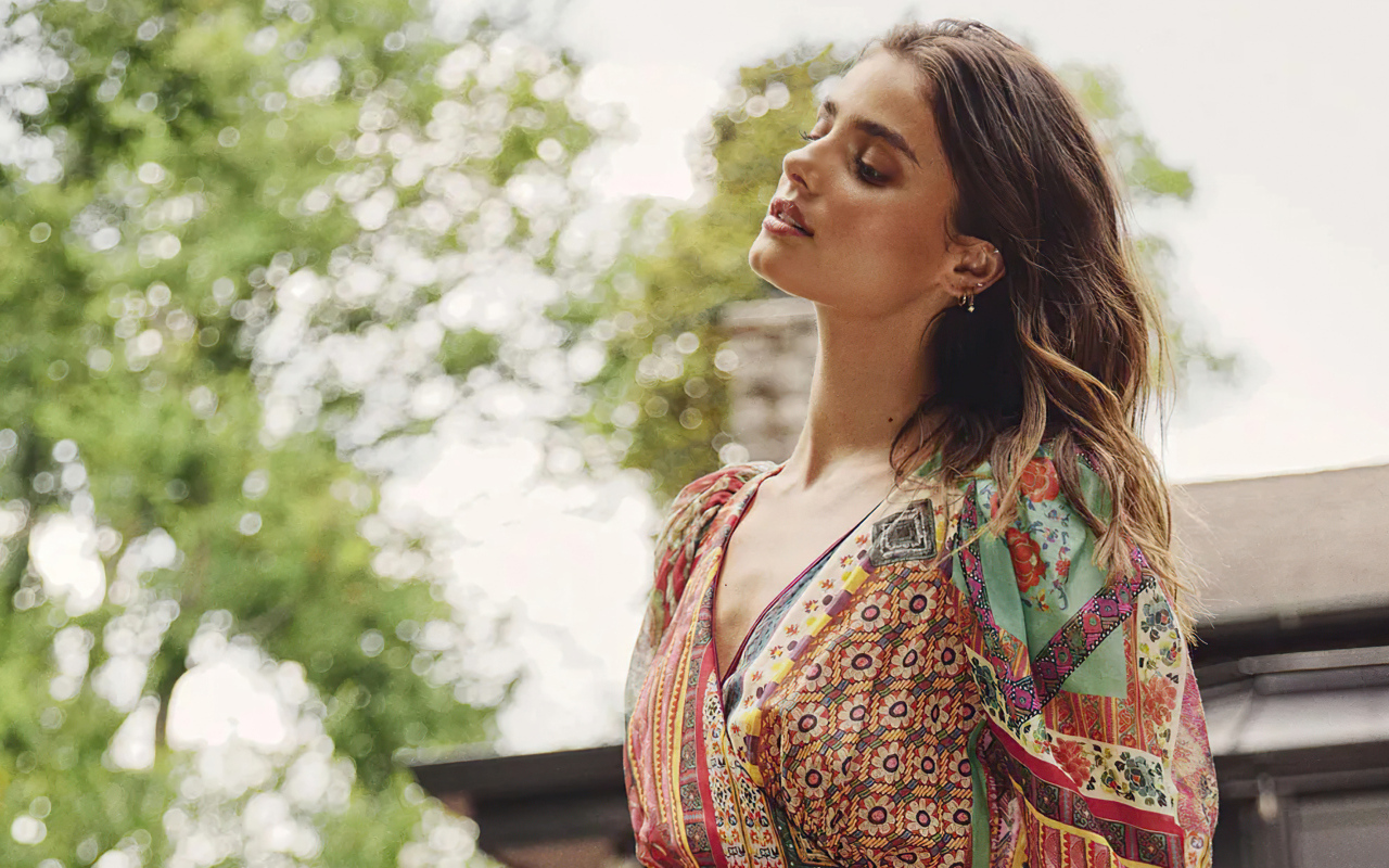 Актриса Тейлор Хилл в платье