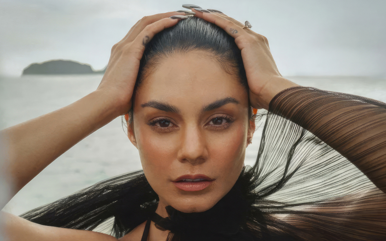 Актриса Ванесса Хадженс стоит в воде