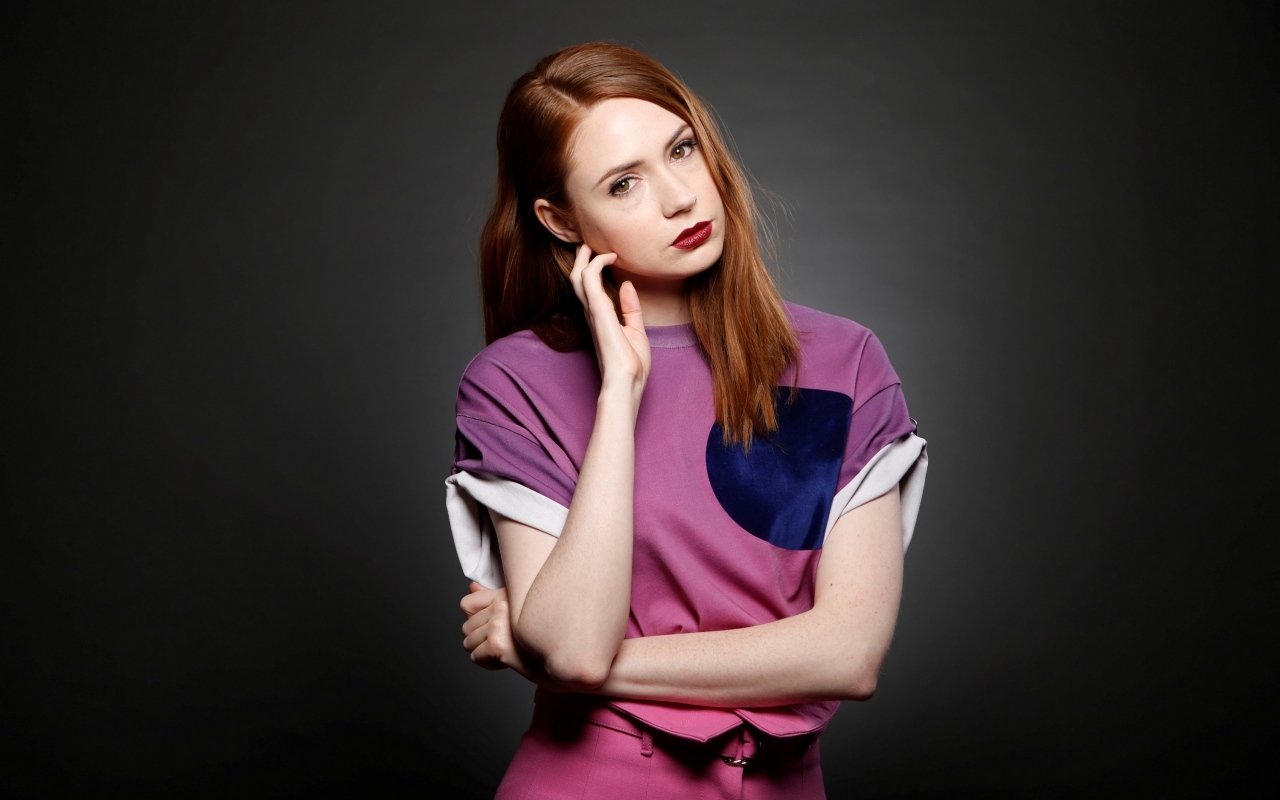 Актриса с рыжими волосами Карен Гиллан на черном фоне