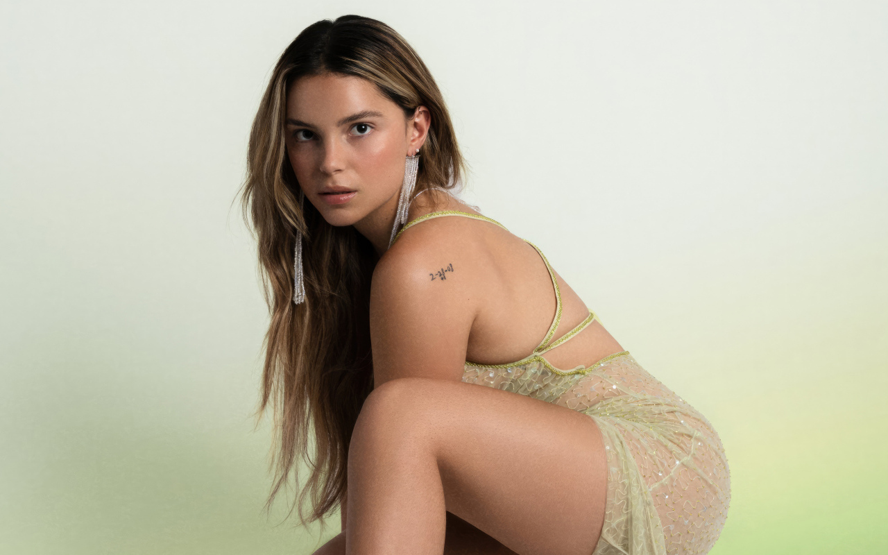 Американская актриса Инде Наварретт на белом фоне