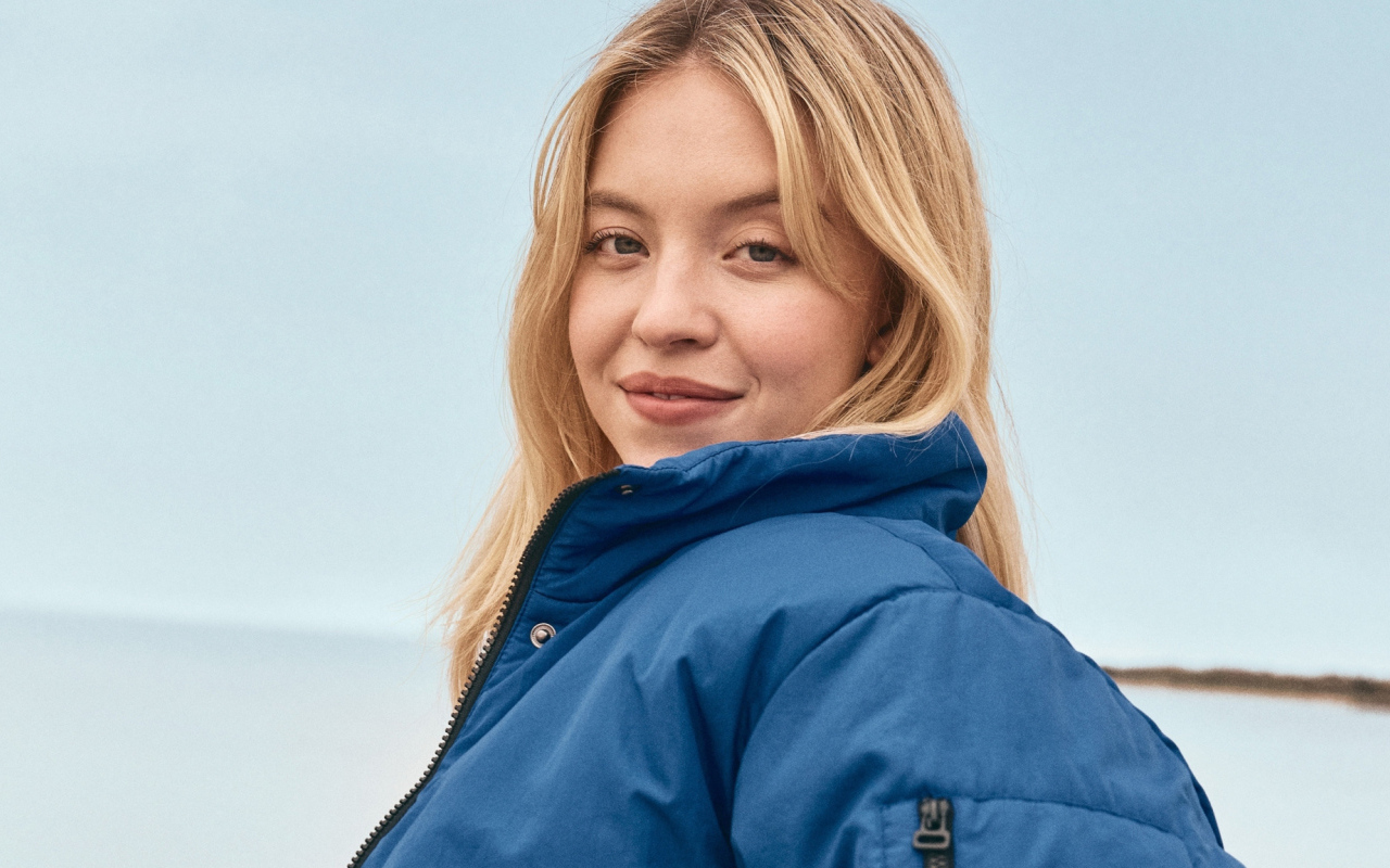 Американская актриса Сидни Суини в теплой куртке