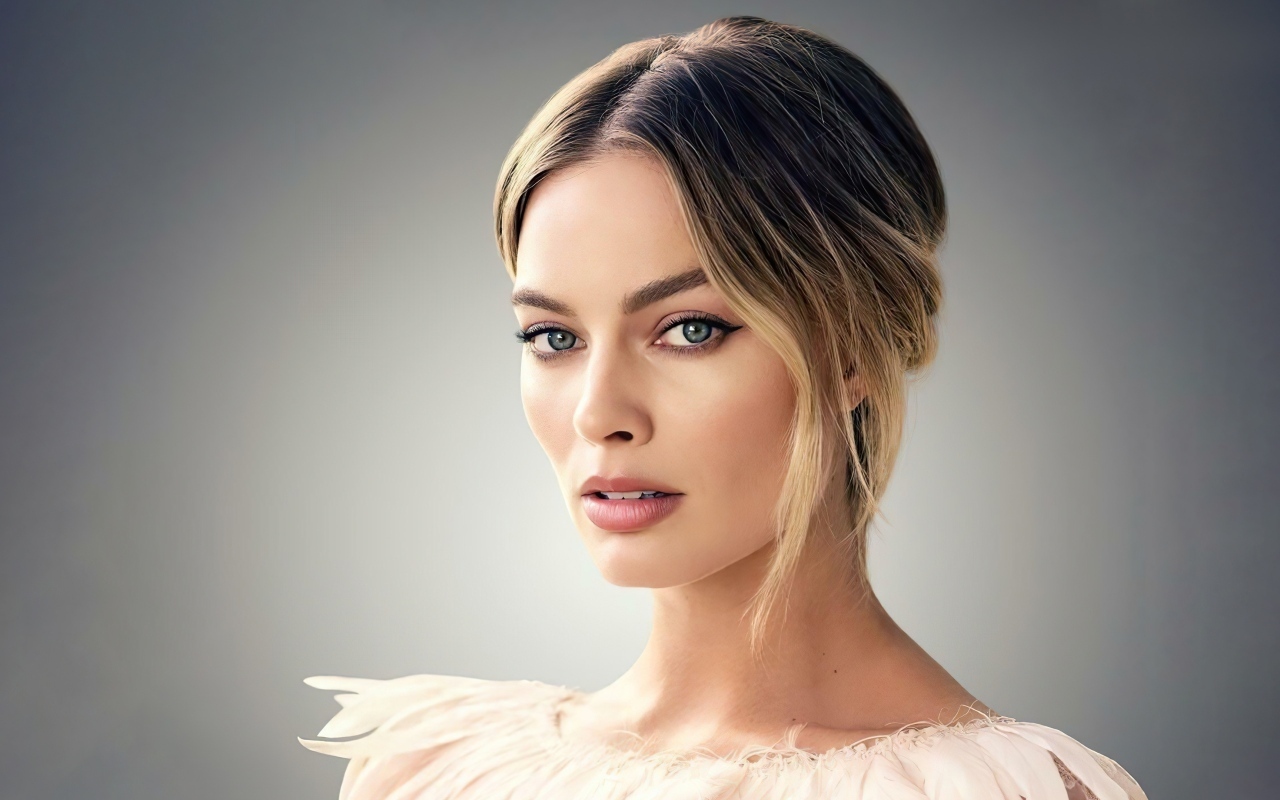 Австралийская актриса Марго Робби на сером фоне