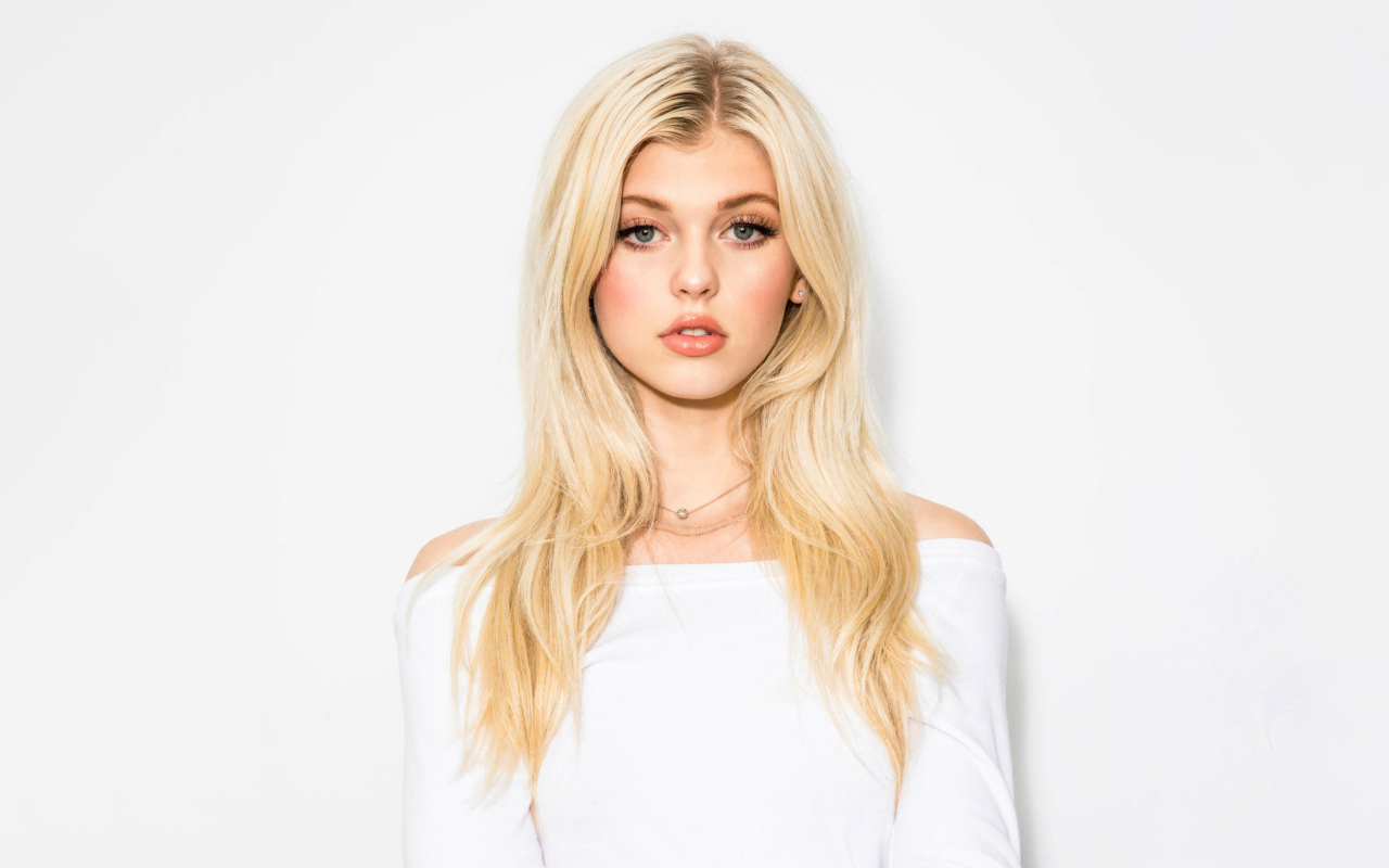 Красивая блондинка Лорен Грей на белом фоне