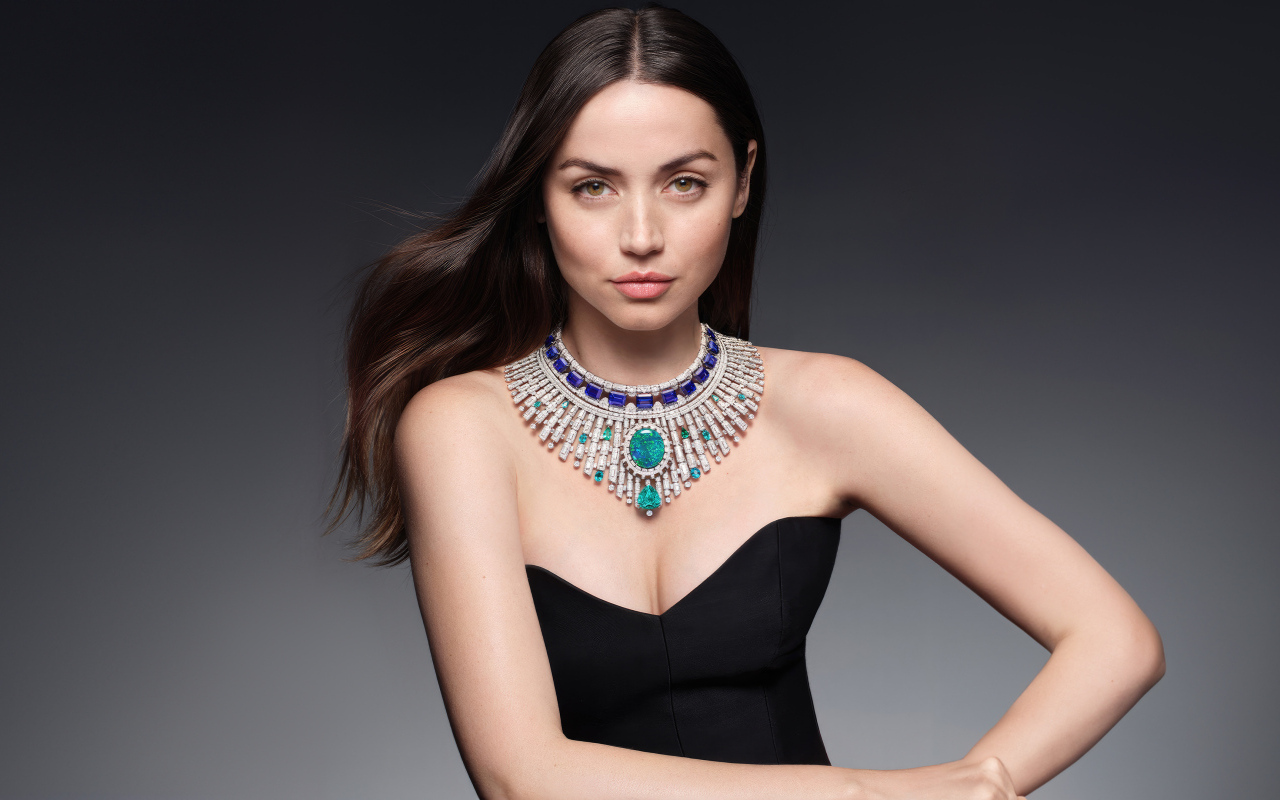 Красивое дорогое украшение на шее актрисы Ана де Армас