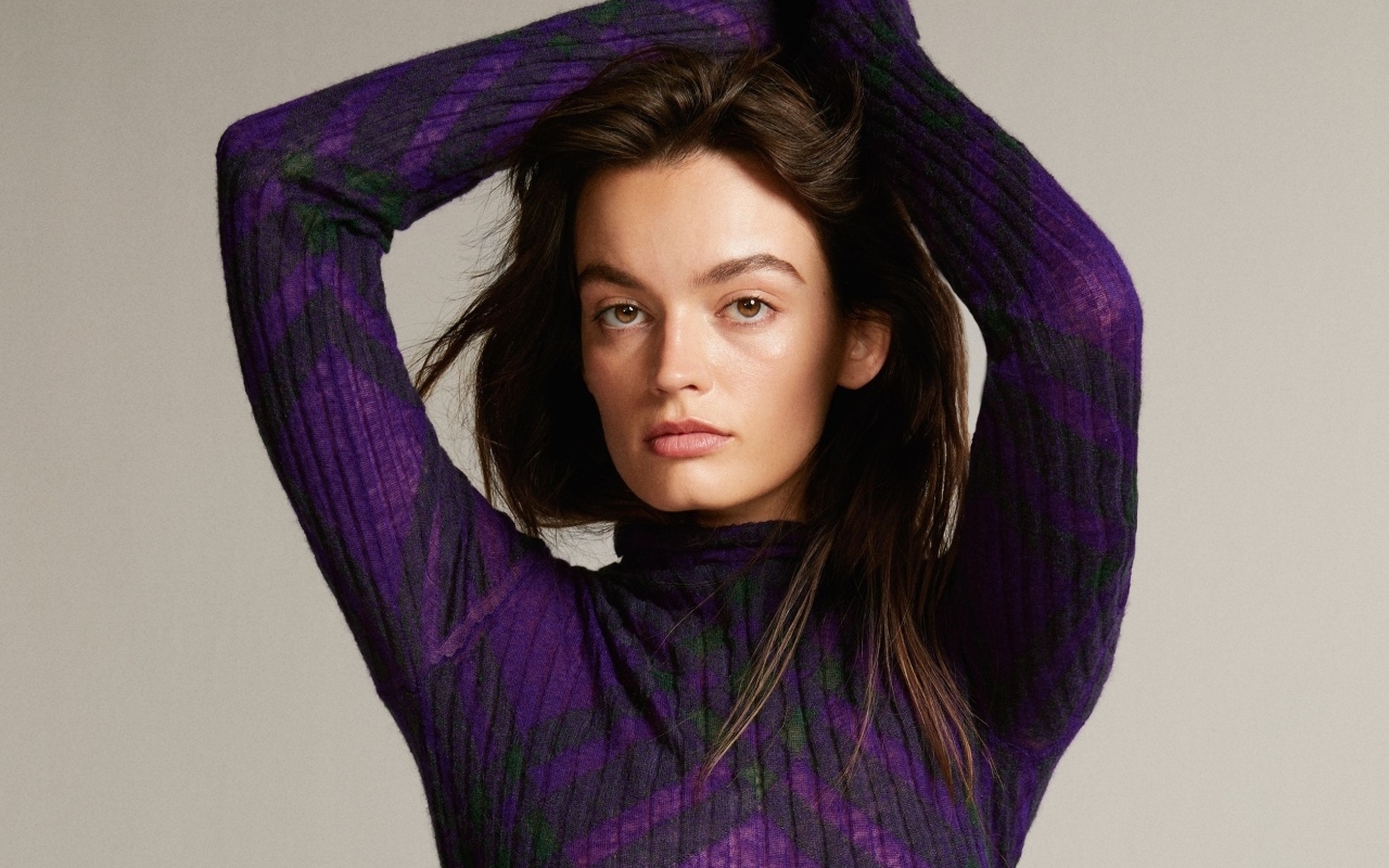 Красивая девушка актриса Эмма Маки в свитере