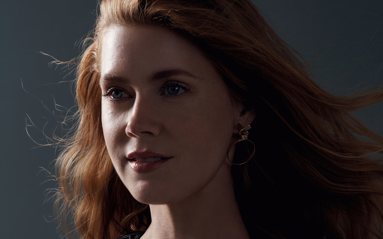 Красивая рыжеволосая американская актриса Эми Адамс