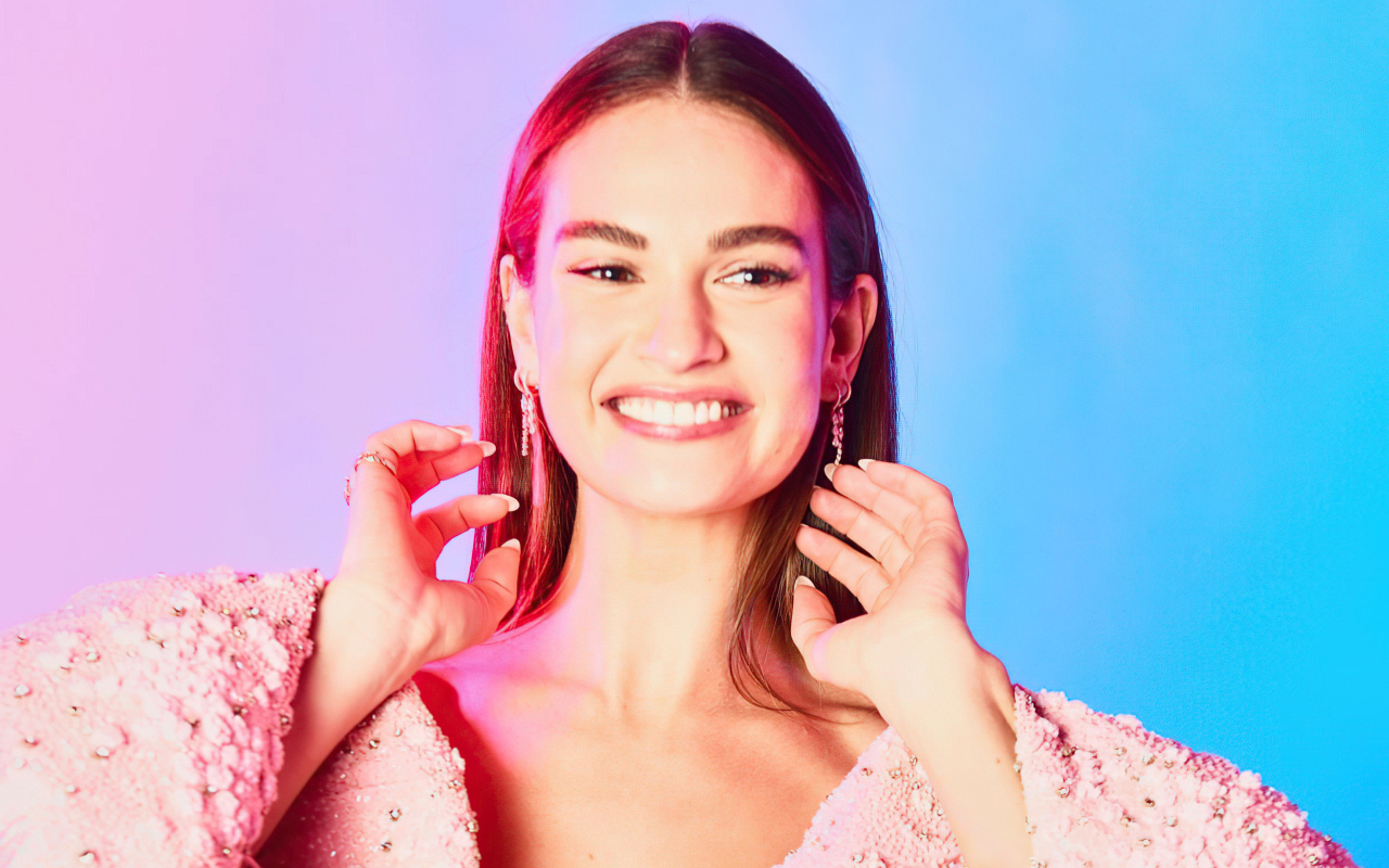 Красивая улыбающаяся девушка актриса Лили Джеймс