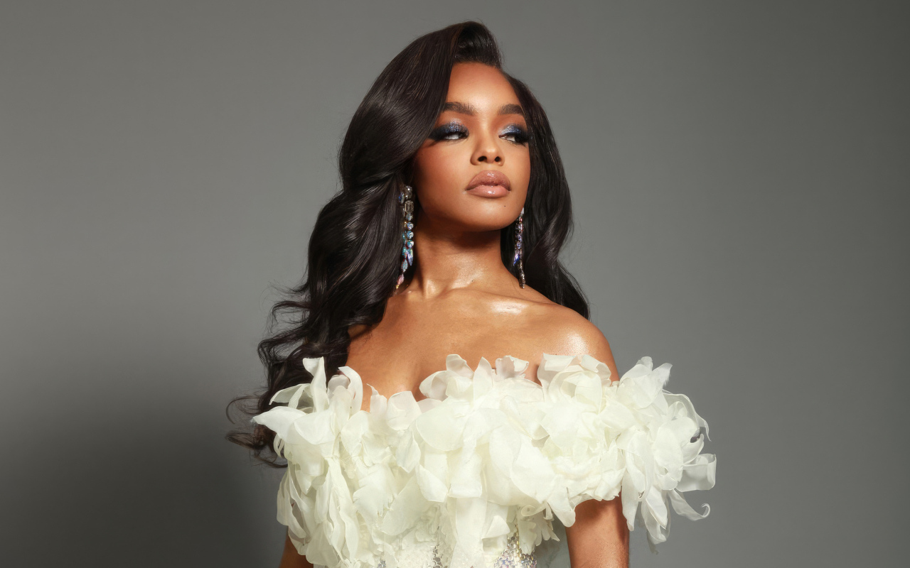 Красивая стильная девушка Марсай Мартин  в белом платье