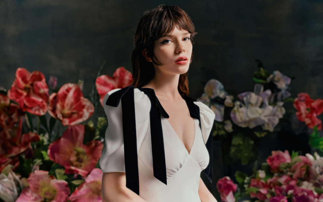 Красивая молодая девушка актриса Софи Тэтчер на фоне цветов