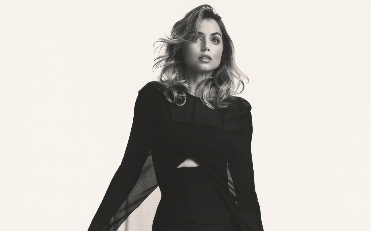 Черно-белое фото  актрисы Ана де Армас в платье 