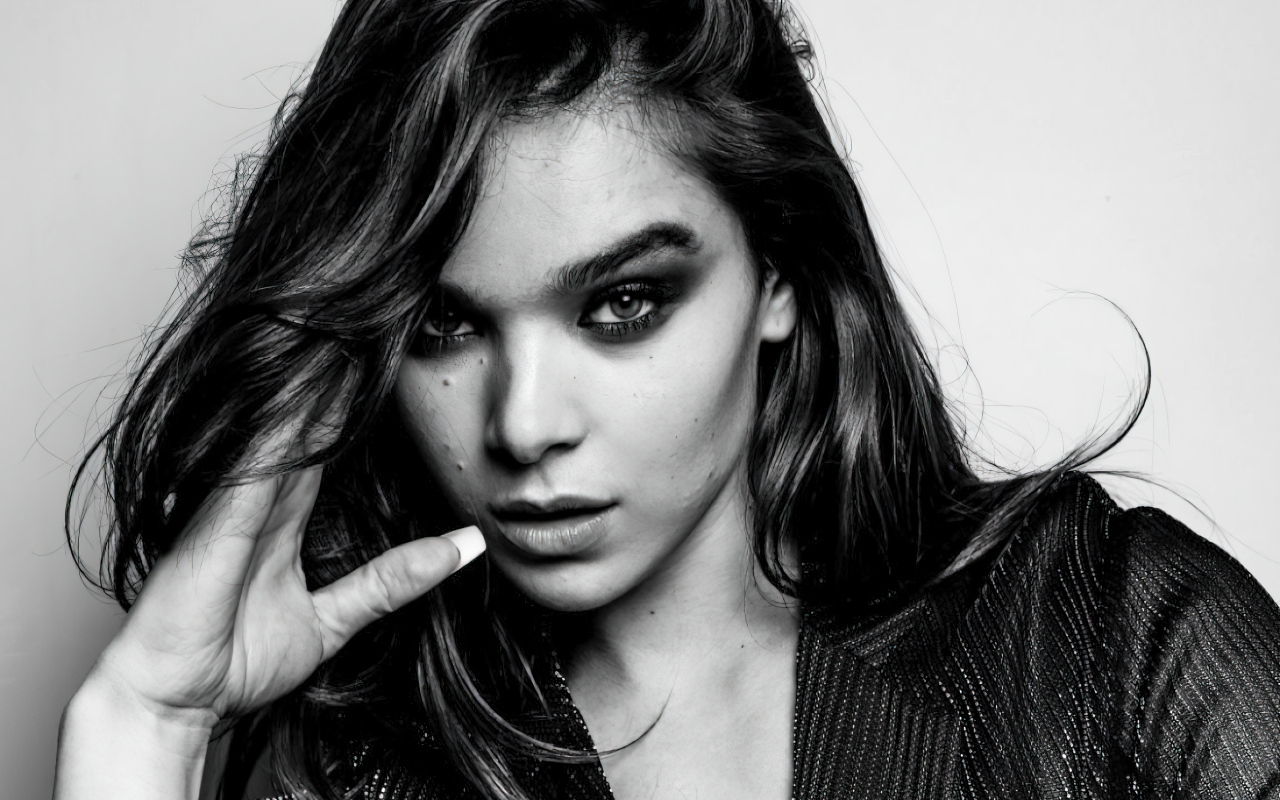 Черно-белое фото актрисы Хейли Стейнфилд на сером фоне