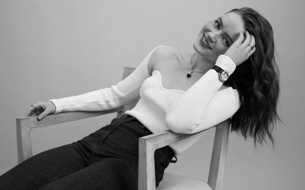 Черно-белое фото актрисы Сэди Синк