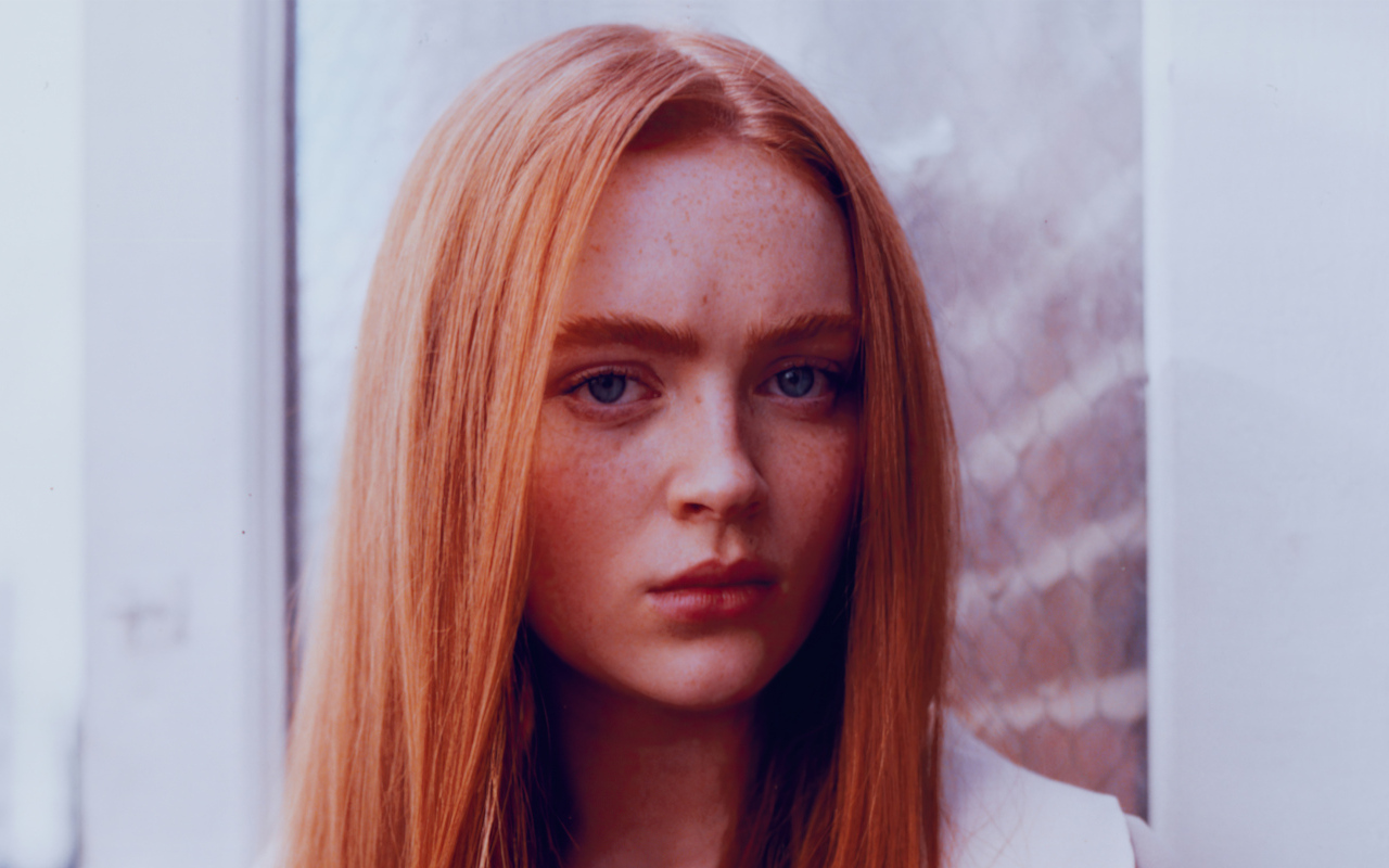 Голубоглазая рыжеволосая девушка Сэди Синк