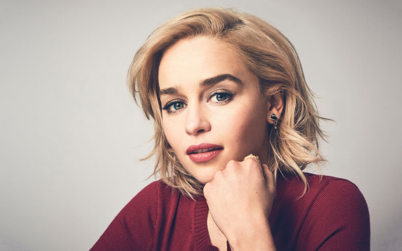 Британская актриса Эмилия Кларк в красном свитере