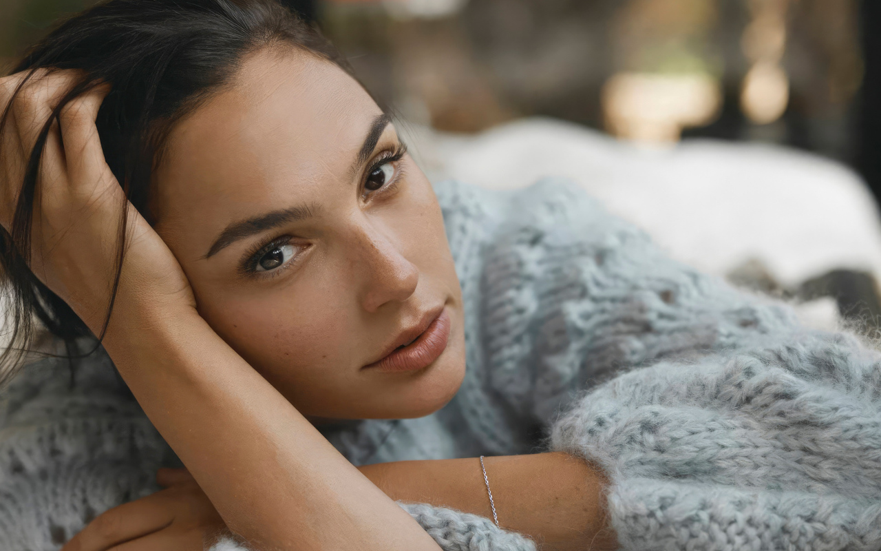 Кареглазая актриса Галь Гадот в теплом свитере