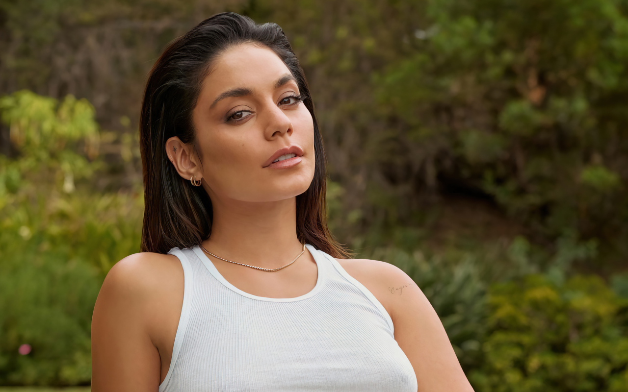 Кареглазая актриса Ванесса Хадженс в белой майке