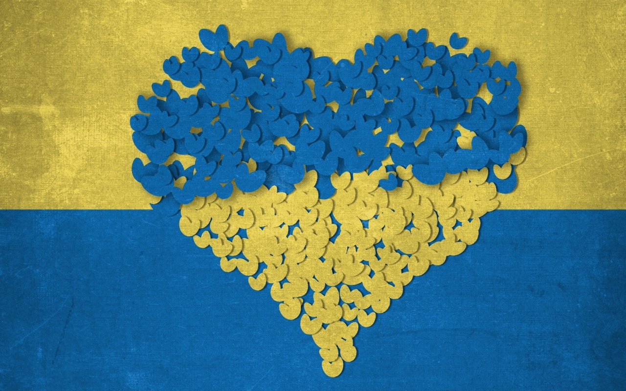 Сердце из сердечек на фоне украинского флага